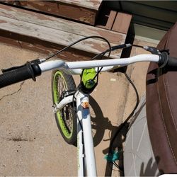 Tony Hawks bike freestyle green and white