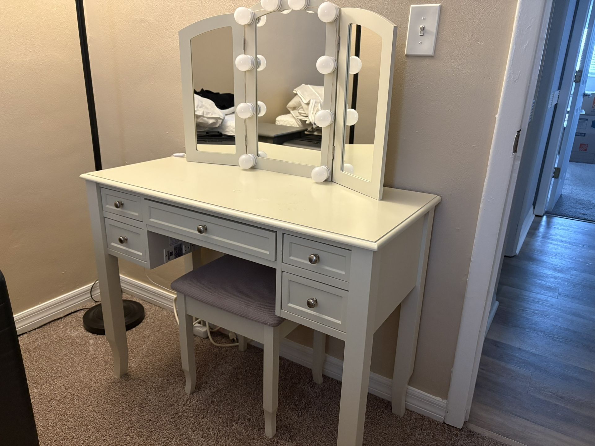 Vanity Table With Lights 