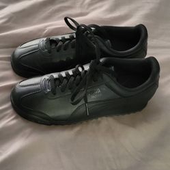 4.5y All Black Pumas