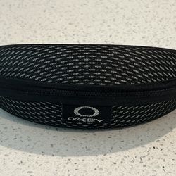 Oakley Eyeglasses/Sunglasses Hard Clamshell Case With Zipper (Gray & Black)