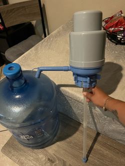 Water bottle dispenser