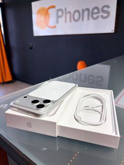 New white iPhone 17 pro max 256gb unlocked for any carrier battery health 100% (17 cycles on battery. Has Apple warranty till 7-27 iPhone is in brand 