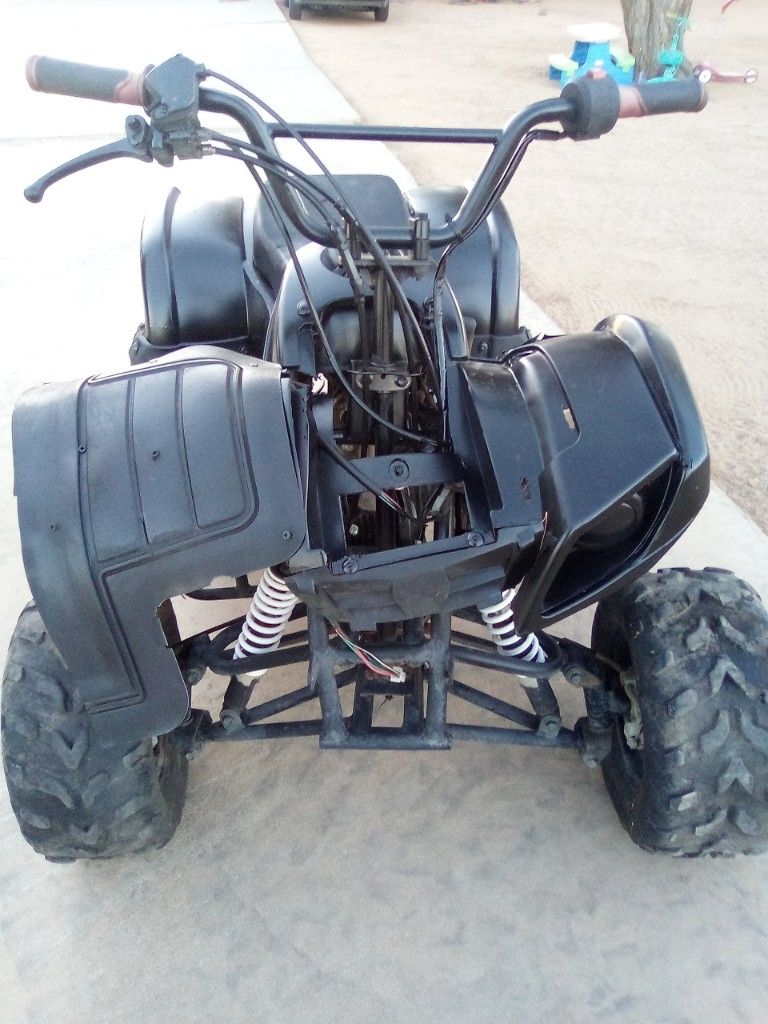 ATV 125CC  4  stroke gas fully automatic  has electric start & reverse starts right up & runs how the new battery. kids atv cash only or cash app..no 