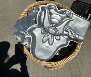 Lot of cooking pans