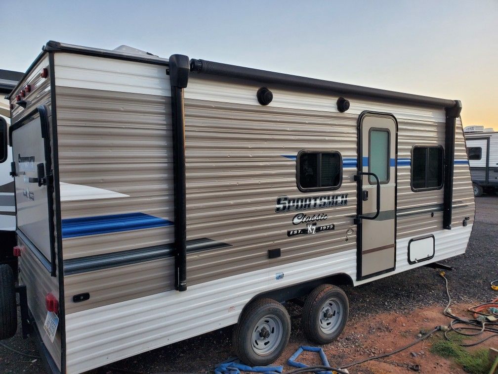 2018 Sportsmen 20 ft hybrid camp trailer sleeps 8-10 3100lbs