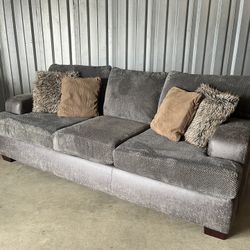 NEW ARRIVAL ‼️ OVERSIZED ROOMS TO GO SOFA W/ Pillows