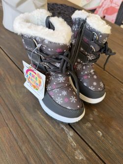  ⸻  Girls’ Toddler Winter Boots – Size 7 US