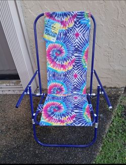 LIKE NEW low sand beach chair (one white plastic cap is missing from handle) $8 FIRM