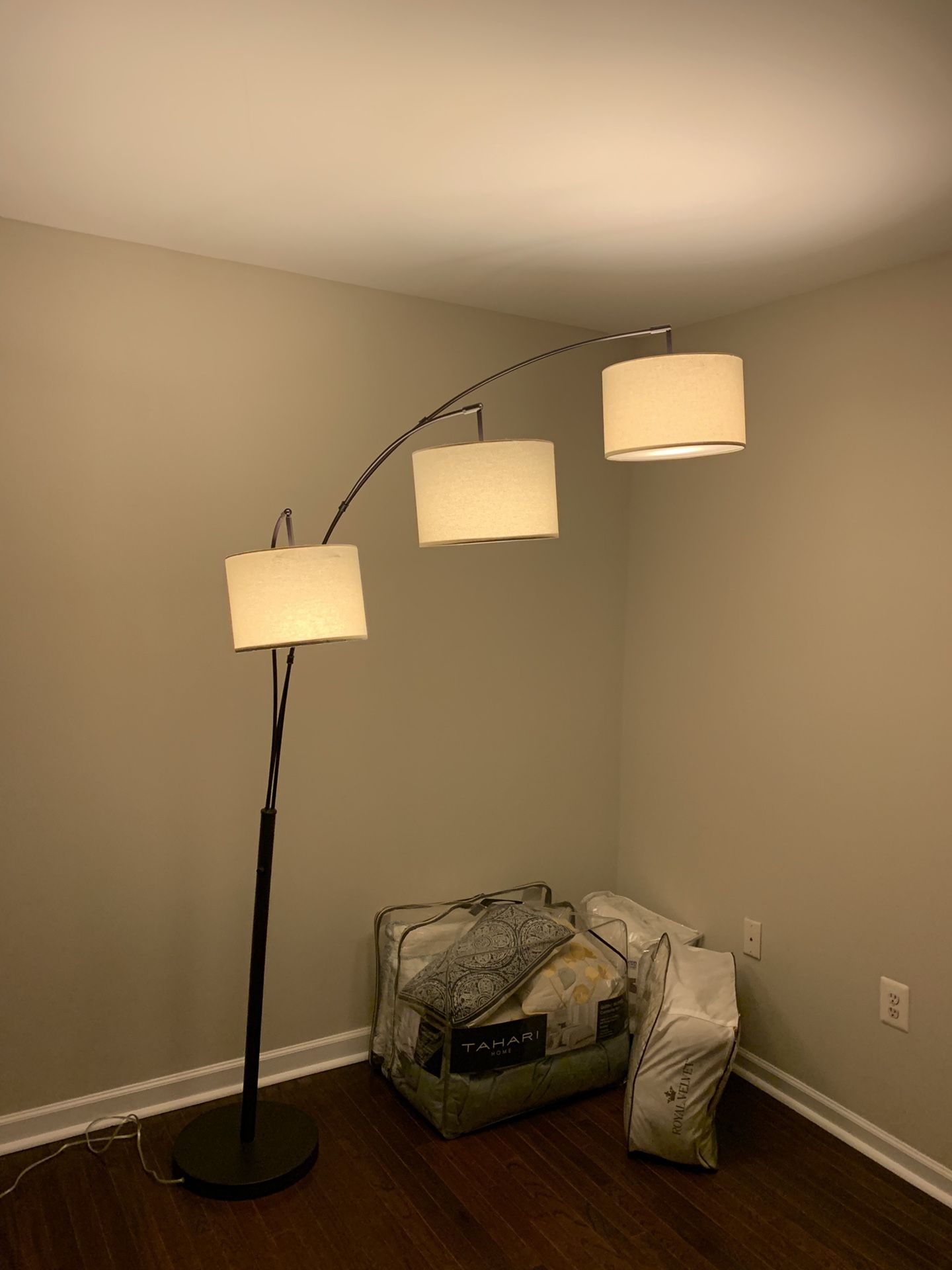 Floor lamp w 3 lights, almost new