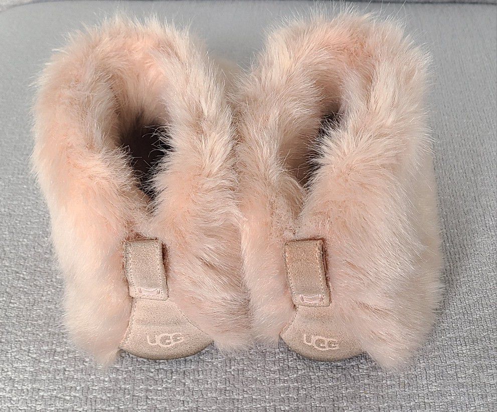 UGG Amary Fur Slippers

-  Size 8