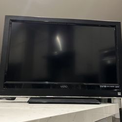 Vizio 32 Inch LCD TV