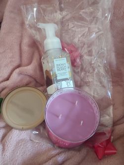 Bath and body works candle and soap!😍
