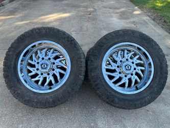 20x10 INCH TIS OFF-ROAD RIMS WITH 295/55R20 TOYO TIRES