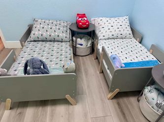 Juego de 2 Camas Montessori para Niños + Colchones + Ropa de Cama + Mesita – Como Nuevas