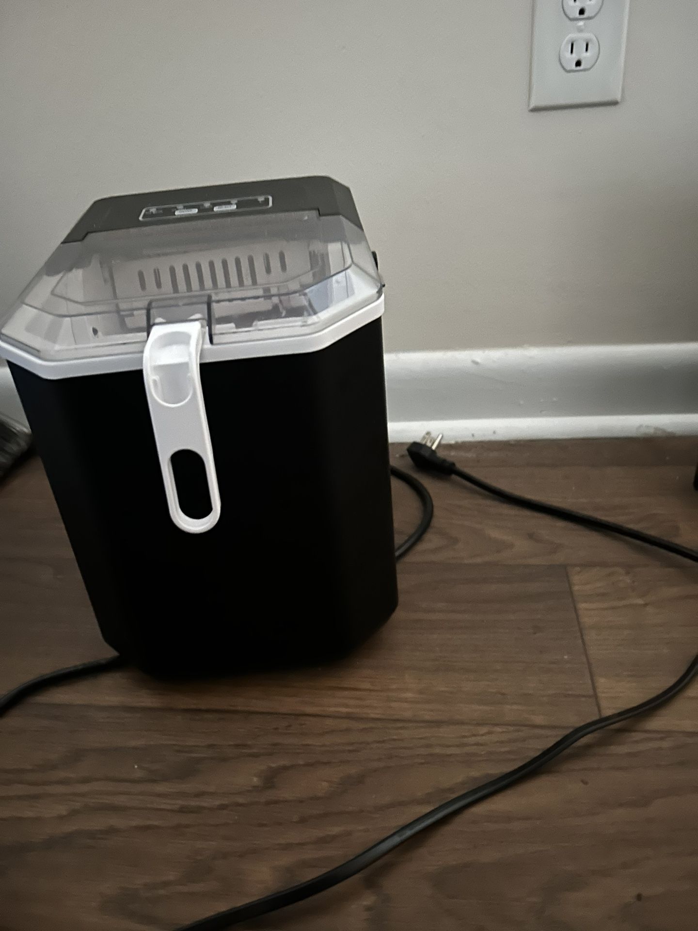 Bullet ice maker