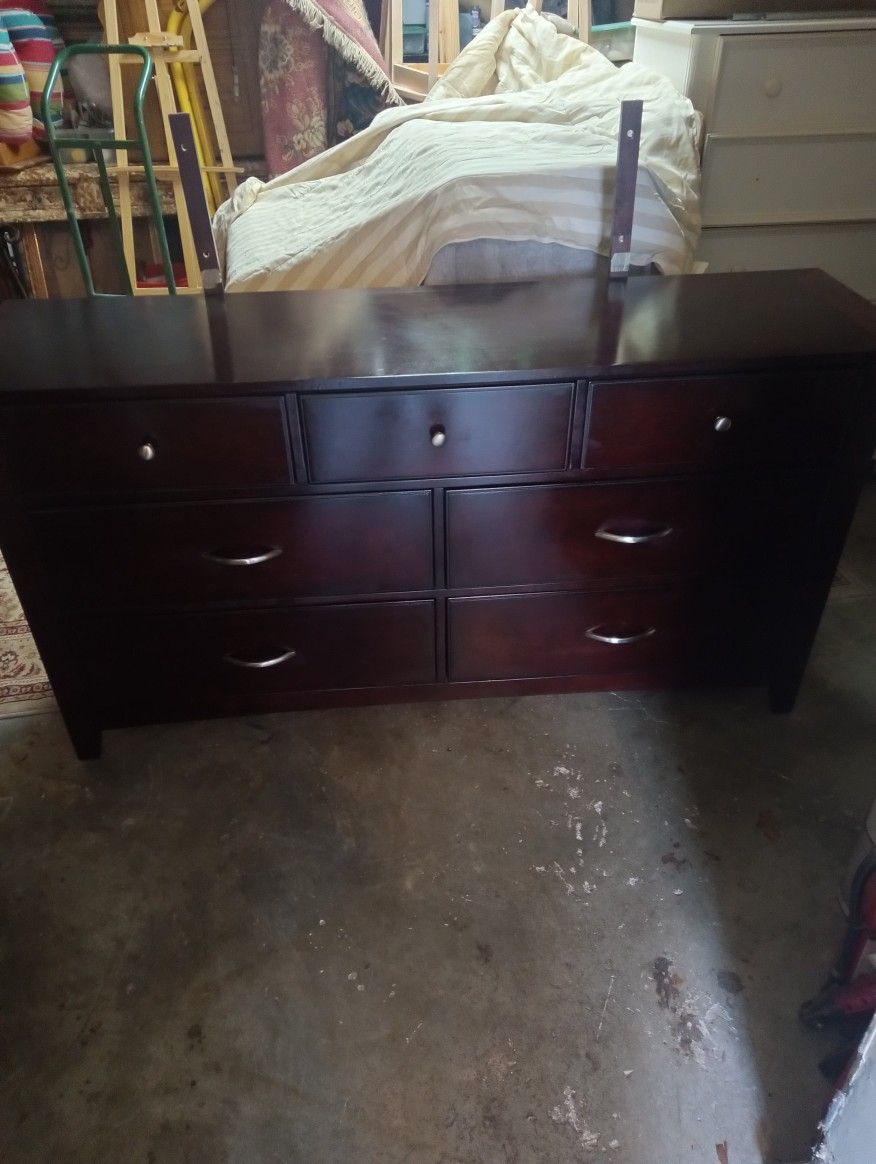 Like New 7 Drawer Cherry Dresser W/Mirror