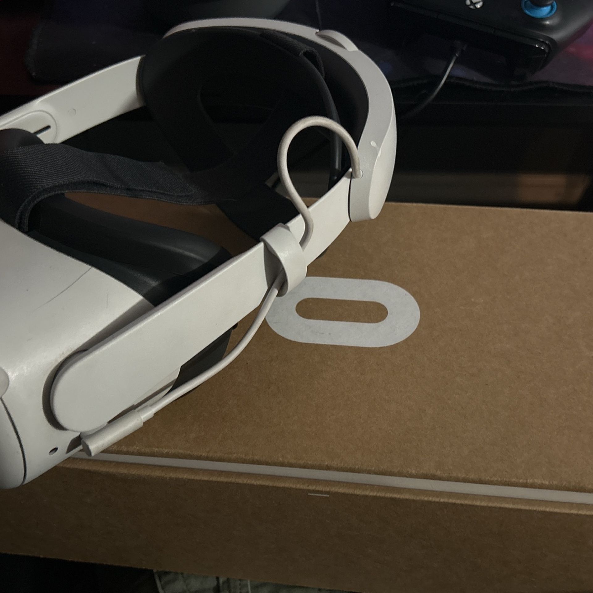 OCULUS QUEST 2 WITH ELITE STRAP AND CHARGING PACK
