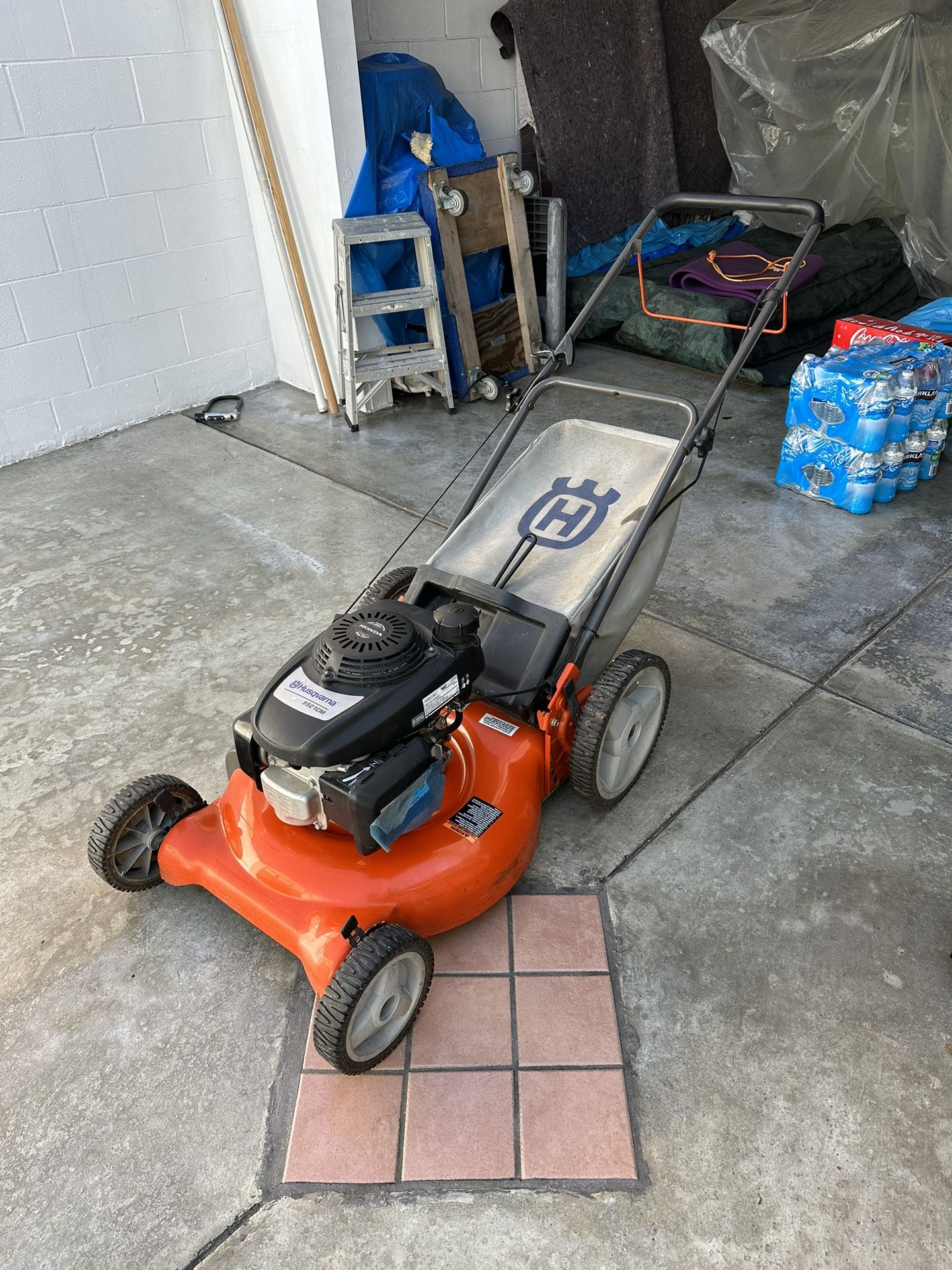 husqvarna lawn mower 5521 cm powered by honda for Sale in Los