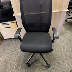 Rolling desk chair
