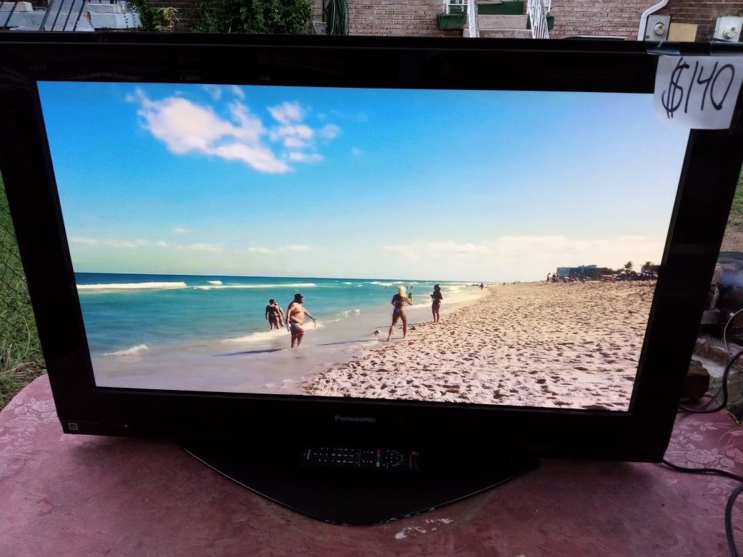 Panasonic 42" TV With Remote And HDMI Ports 