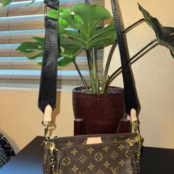 Louis Vuitton Womans Purse! 