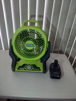 Portable fan with battery