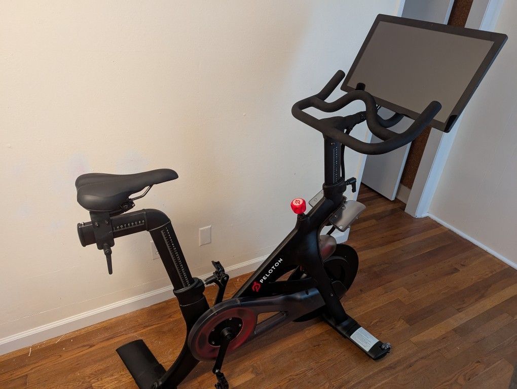 🚴♀️ For Sale: Peloton Bike (2nd Gen) – Excellent Condition! 🚴♂️