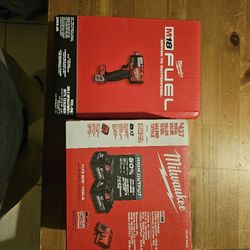 Milwaukee
M18 18-Volt Lithium-Ion High Output Starter Kit with Two 6.0 Ah High Output Battery and Charger And M18 FUEL 1/2” Mid Torque Wrench
