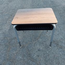 SMALL STUDENT DESK ADJUSTABLE HEIGH.