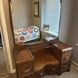 Vintage Vanity With Mirror 