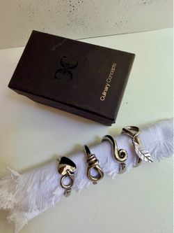 Metal napkin rings, 4 pieces in box, silver color.