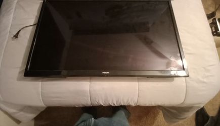USED PERFECT CONDITION NO BOX WORKING SMART TV
