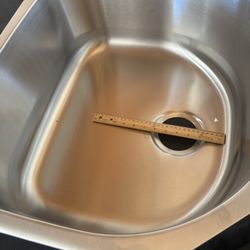 UNDERMOUNT STAINLESS STEEL SINGLE BOWL SINK