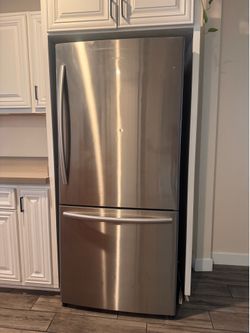 Hisense 17.2 Cu Ft. Counter Depth Bottom-Freezer Refrigerator - Stainless Steel