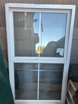 Vinyl single hung window