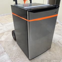 Mini fridge Magic Chef