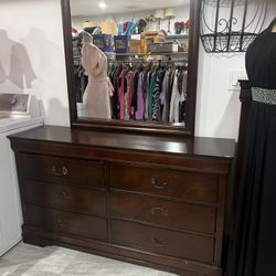 58x34 wooden dresser good condition