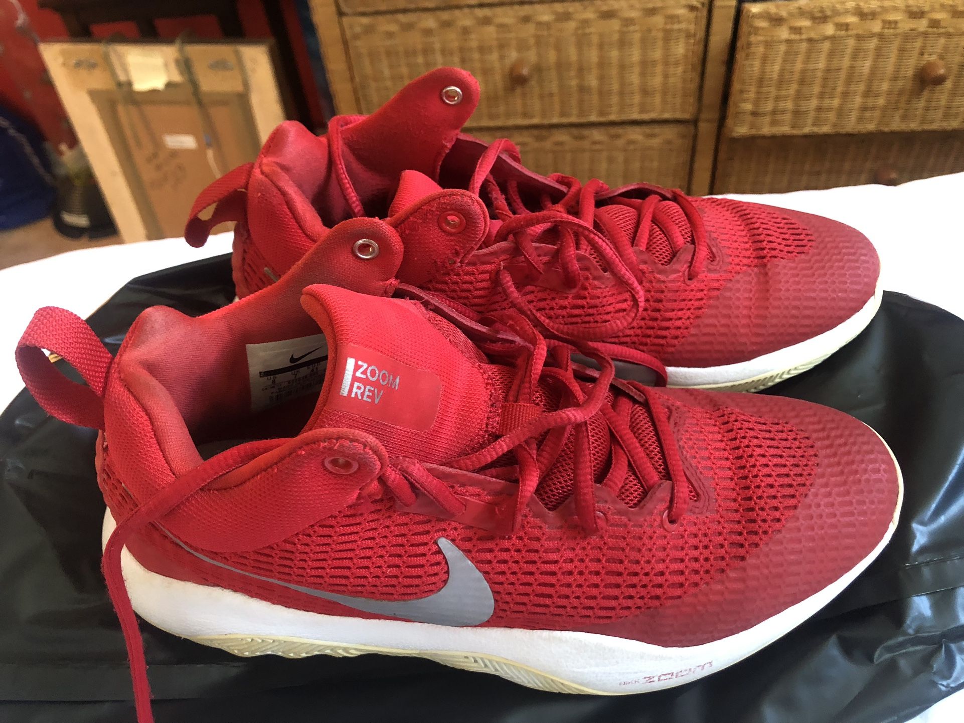 Zoom Rev Nike Tennis Shoes 07/10/17. Size 8 USA