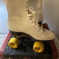Vintage Ladies Size 8 Roller Skates And Case
