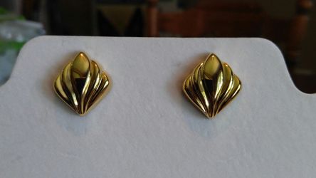 Gold earrings
