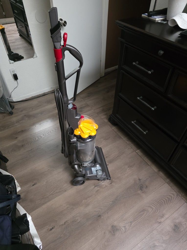 DYSON VACUME DC33