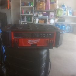 MILWAUKEE PACKOUT  RADIO+CHARGER 