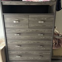 Bob's Discount Furniture 5 Drawer Chest. 