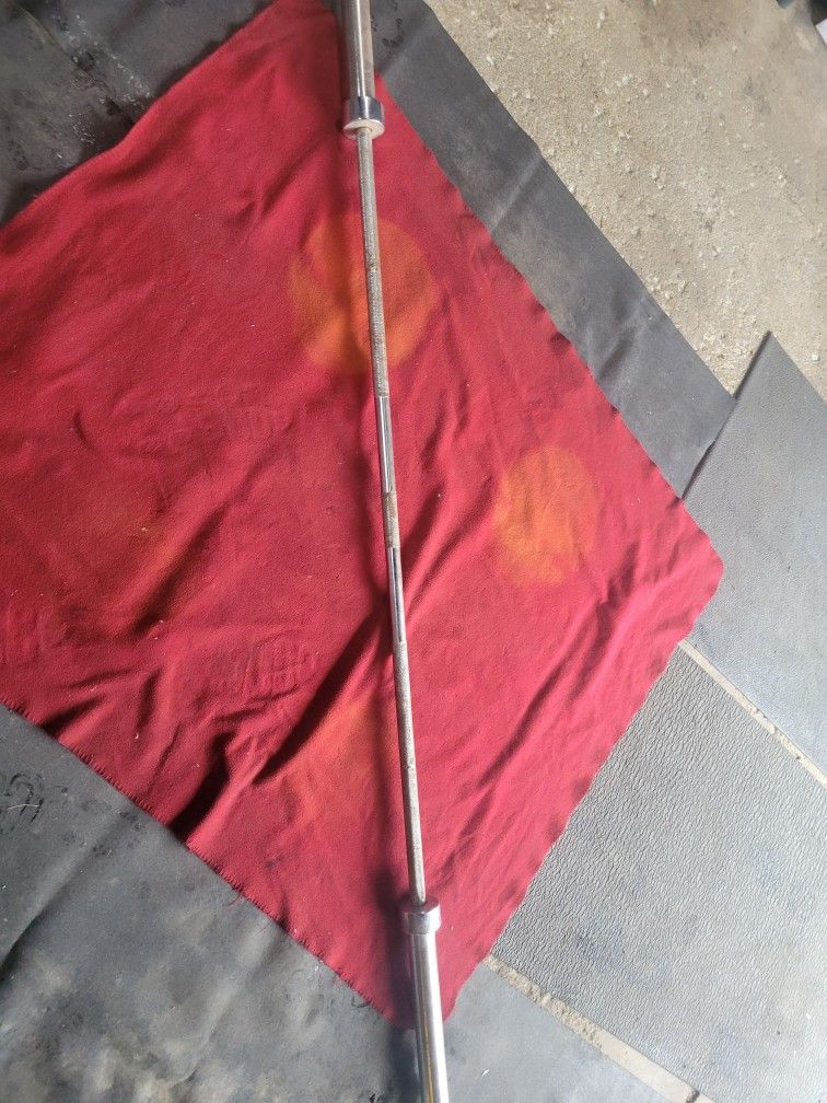 OLYMPIC 7' BAR.  45LBs  USED IN GOOD CONDITION  NO LABELS 
11525 S HALSTED  dunkin donuts/
7111.S WESTERN WALGREENS 
DELIVERY AVAILABLE $
65$.   CASH 