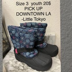 SNOW BOOTS SIZE 3 Youth.   20$ pick up downtown LA Little Tokyo area.