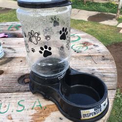 LIKE NEW DOG OR CAT FEEDER Make Offer