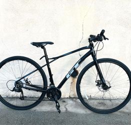 GT transeo hybrid Bike, Triple triangle design aluminum frame size medium , Double walls rims size 27.5”, Suits riders 5’7”-6’2”in height