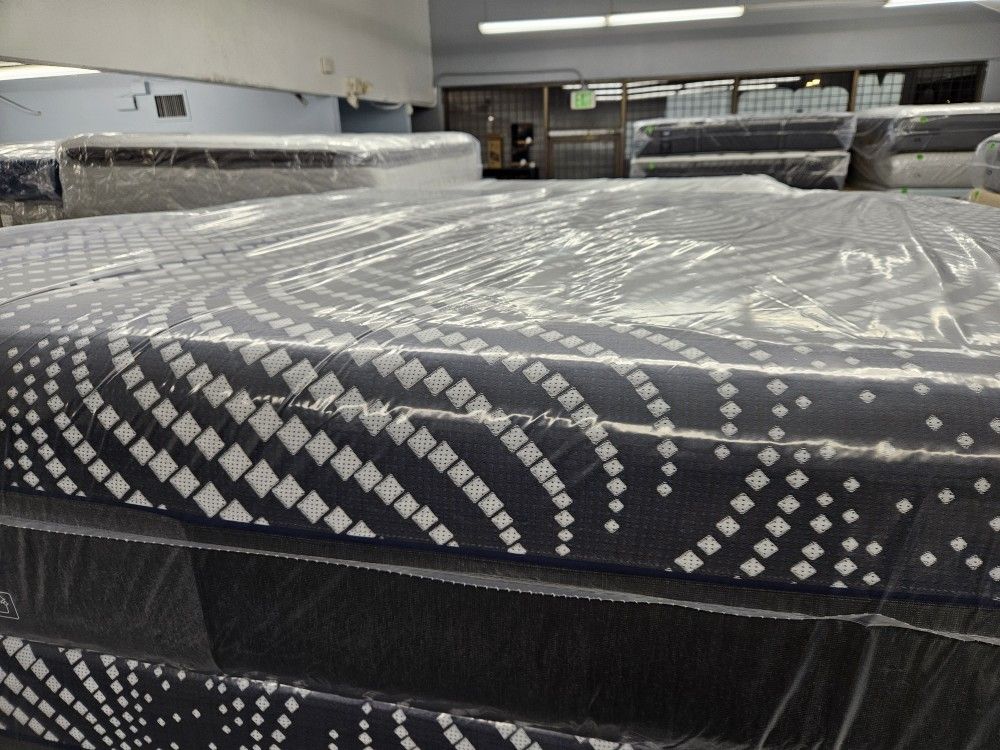 KING SIZE SEALY POSTUREPEDIC HYBRID MATTRESS & BOX SPRINGS BED SET for
