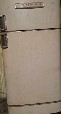 1950's VINTAGE GE Refrigerator!! VERY GOOD CONDITION!