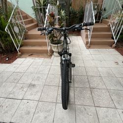 Trek 3500 Mountain Bike Like New Low Mileage  Ready To Ride